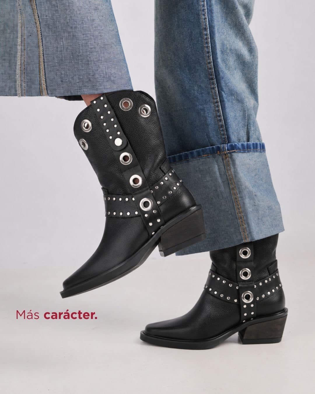 Cápsula Texanas: botas negras con tachas y el texto «Más carácter»