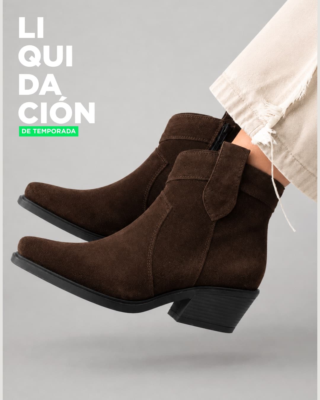 Placa de la liquidación de temporada: botas de gamuza marrón